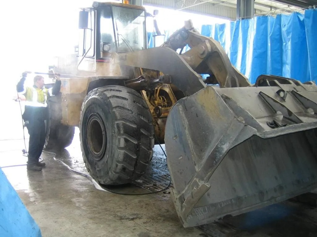 Wheel loader high-pressure wash down