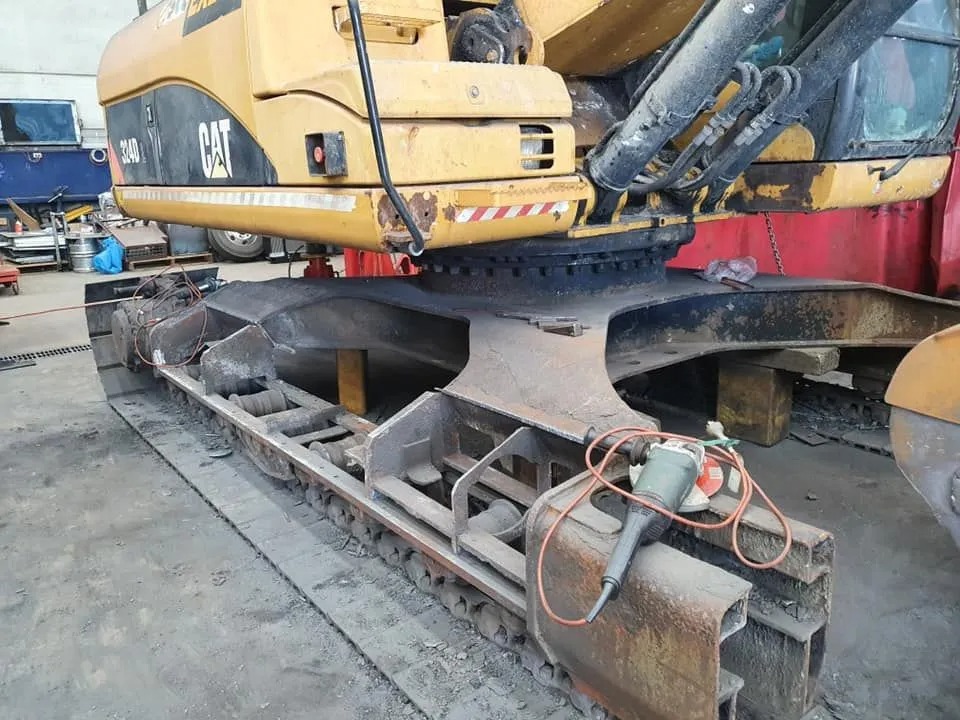 CAT 340 excavator undercarriage repair